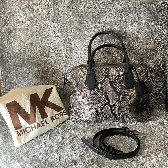 GUC- MICHAEL KORS embossed leather bag - Picture 2 of 15